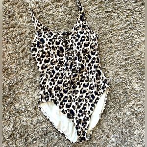 Leopard print one piece suit 👙